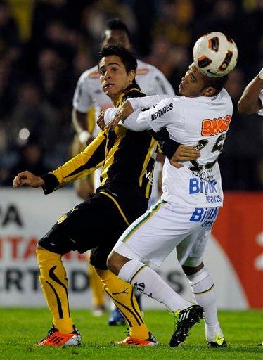 Adriano del Santos lucha por el esférico con Alejandro Martinuccio del Peñarol. FOTO: AP
