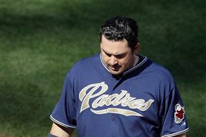 Adrián González será operado del hombro derecho