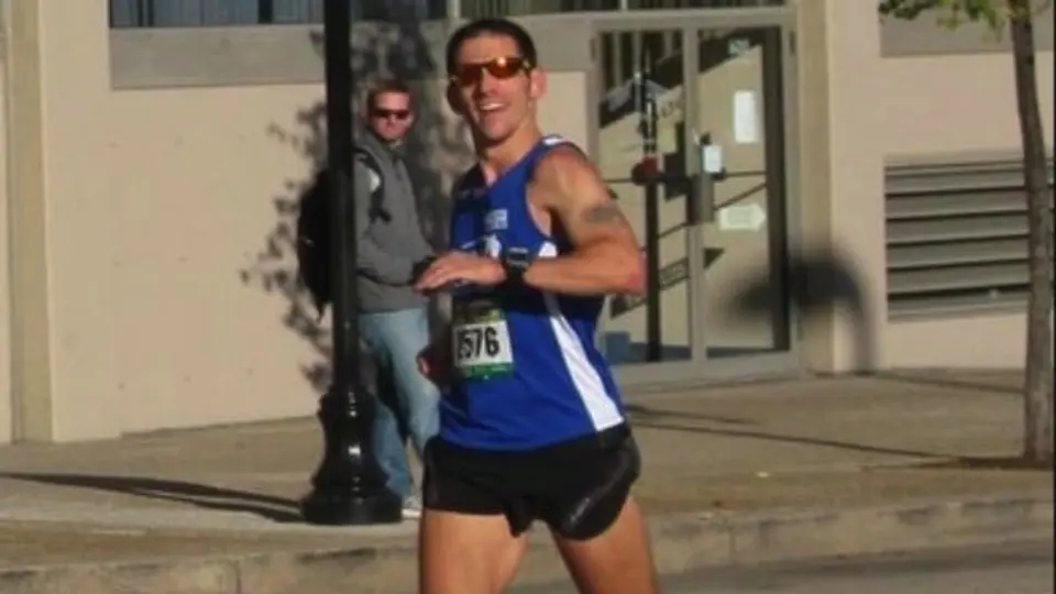 Atleta corre maratón en chanclas