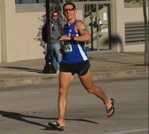 Atleta corre maratón en chanclas