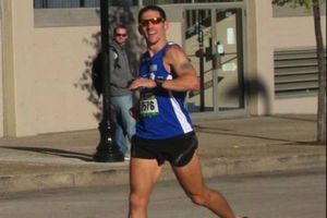 Atleta corre maratón en chanclas