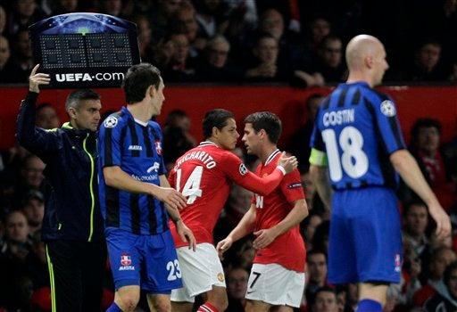 Al minuto 12 Chicharito ingresa al terreno de juego por Owen. FOTO: AP