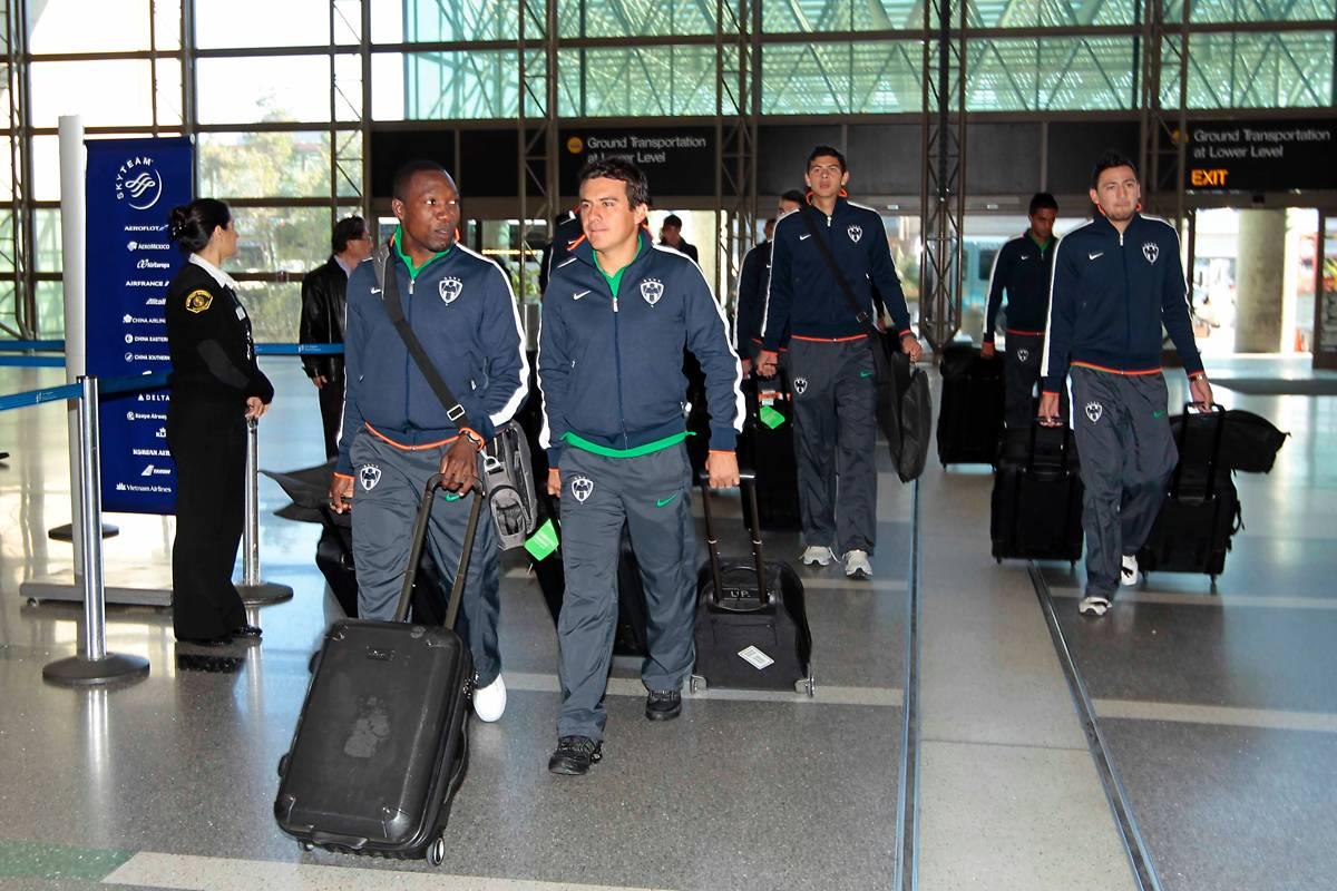 Los jugadores a su ingreso al Aeropuerto  Internacional Mariano Escobedo FOTO: DANIEL GÁMEZ