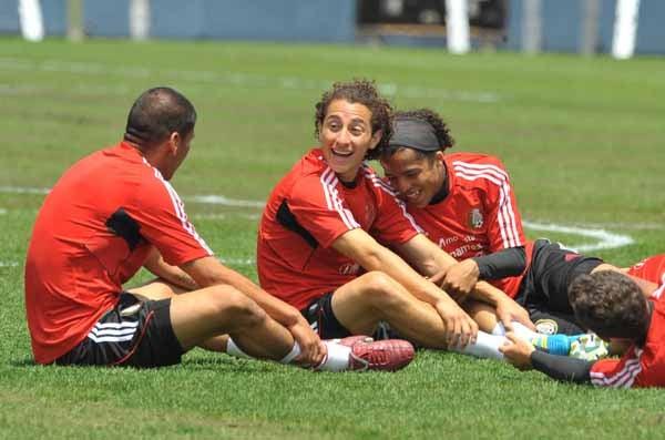 Gio, Guardado y Salcido bromean durante el entrenamiento (FOTO: ULISES BRAVO)