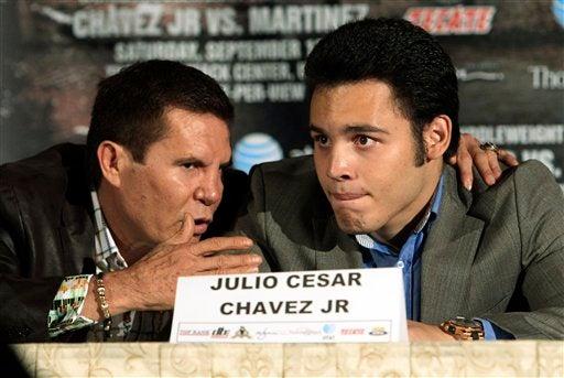 Julio César Chávez Jr. estuvo acompañado de su padre l AP