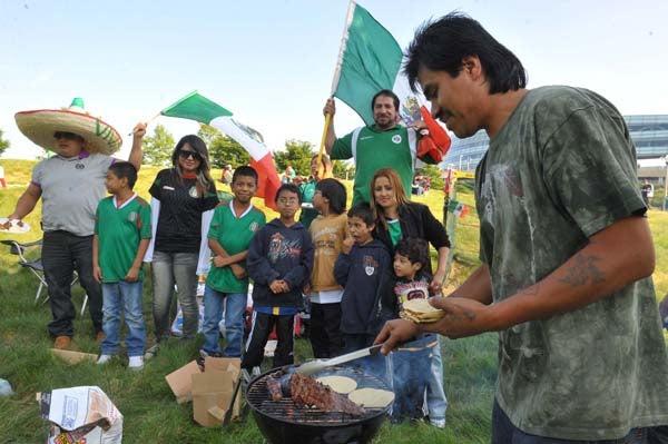 Las familias disfrutan su domingo en el estadio. FOTO: ULISES BRAVO