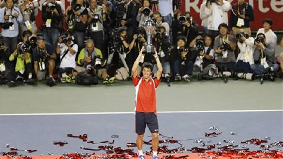 Nishikori vence en su tierra a Milos Raonic