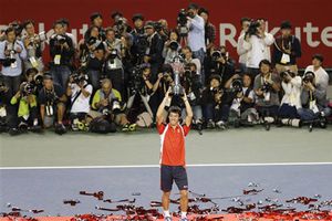 Nishikori vence en su tierra a Milos Raonic