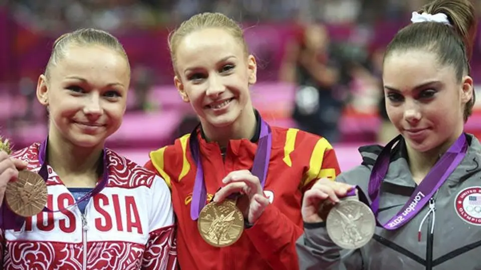 Sandra Izbasa da a Rumania primer Oro de gimnasia