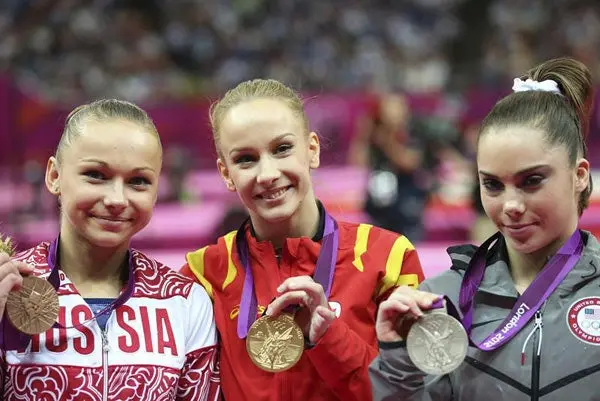 Sandra Izbasa da a Rumania primer Oro de gimnasia