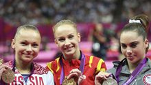 Sandra Izbasa da a Rumania primer Oro de gimnasia