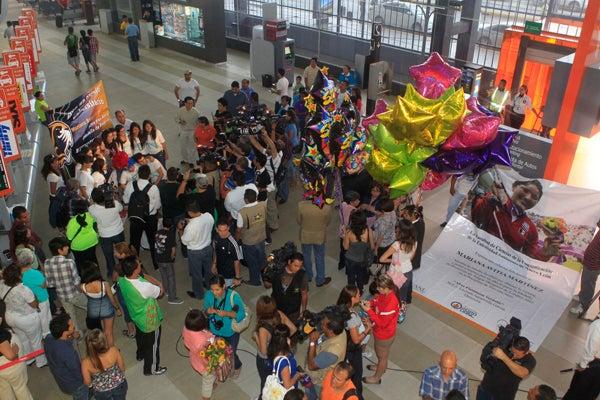 Reunió a familiares, amigos y seguidores en el Aeropuerto | FOTO: ISRAEL MARTÍNEZ