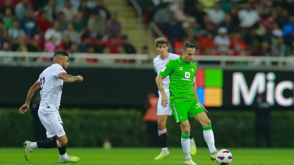 Guardado jugando en el Estadio Akron ante Sevilla | MexSport