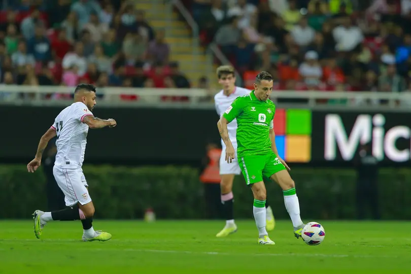 Guardado jugando en el Estadio Akron ante Sevilla | MexSport