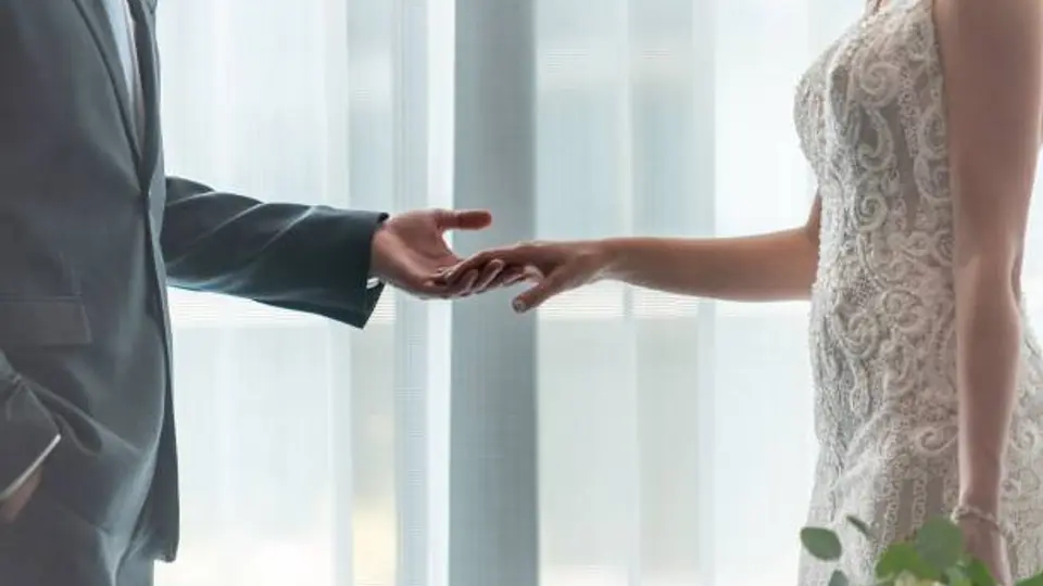 Un matrimonio lavanda es un término coloquial que describe una unión entre un hombre y una mujer que se presenta socialmente como pareja. / iStock