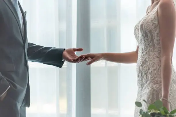 Un matrimonio lavanda es un término coloquial que describe una unión entre un hombre y una mujer que se presenta socialmente como pareja. / iStock