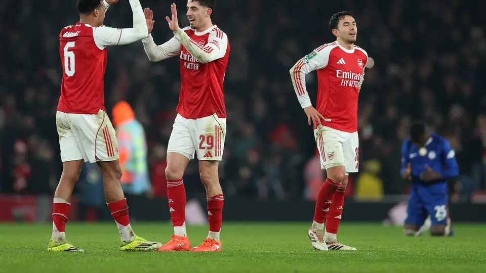 Kai Havertz festeja con Gabriel en el partido de Arsenal contra Chelsea | AP