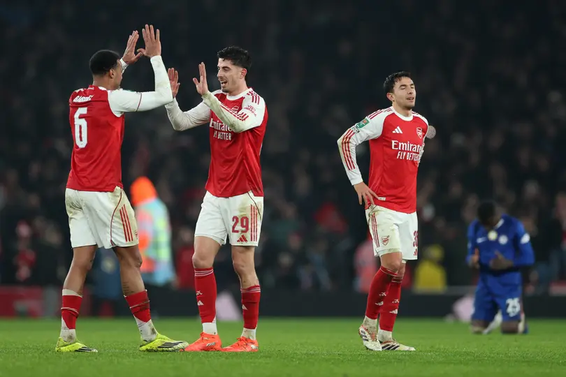 Kai Havertz festeja con Gabriel en el partido de Arsenal contra Chelsea | AP