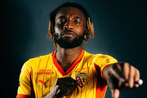 Saint Maximin con el uniforme del Lens | X: @RCLens