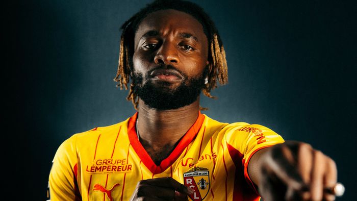 Saint Maximin con el uniforme del Lens | X: @RCLens