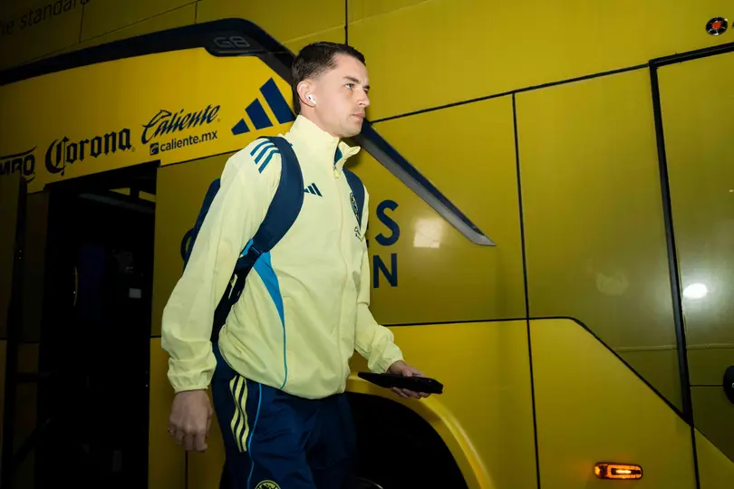 Álvaro Fidalgo en la llegada a un partido de América en la Liga MX | IMAGO 7