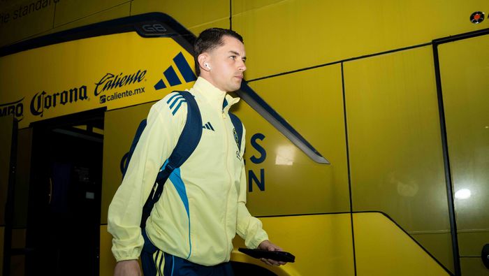 Álvaro Fidalgo en la llegada a un partido de América en la Liga MX | IMAGO 7