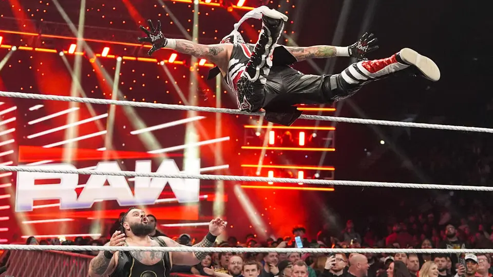 Penta venció a Bronson Reed en Monday Night Raw con un poco de ayuda especial