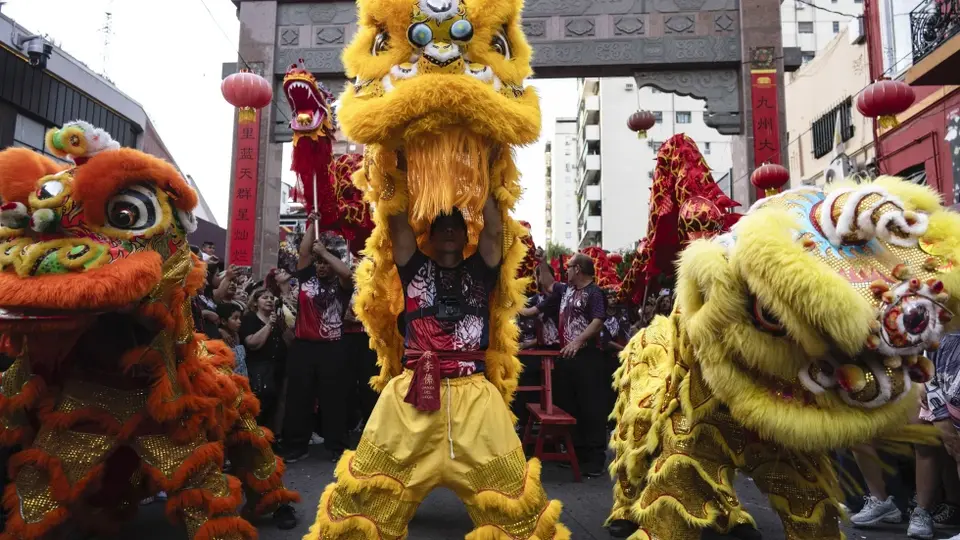 Figuras tradicionales chinas protagonizarán el recorrido festivo programado para el sábado 7 de febrero./ AP
