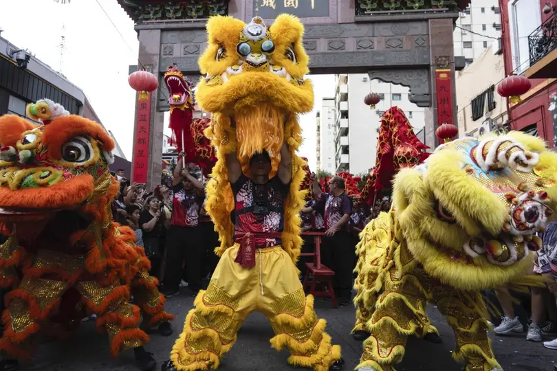 Figuras tradicionales chinas protagonizarán el recorrido festivo programado para el sábado 7 de febrero./ AP