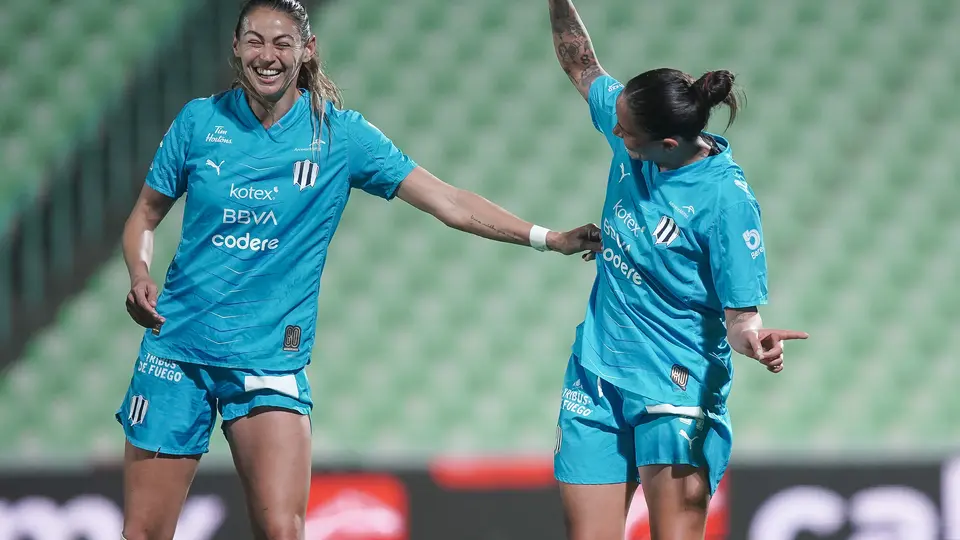 Christina Burkenroad y Marcela Restrepo festejan tras el gol ante Santos | IMAGO 7