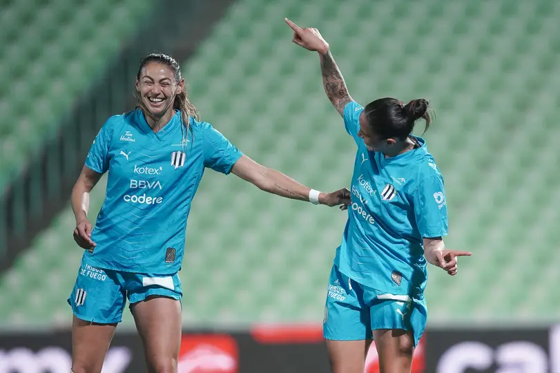 Christina Burkenroad y Marcela Restrepo festejan tras el gol ante Santos | IMAGO 7