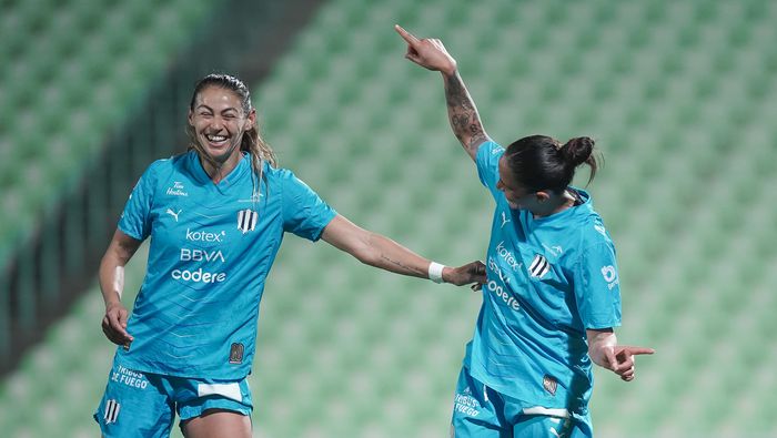 Christina Burkenroad y Marcela Restrepo festejan tras el gol ante Santos | IMAGO 7