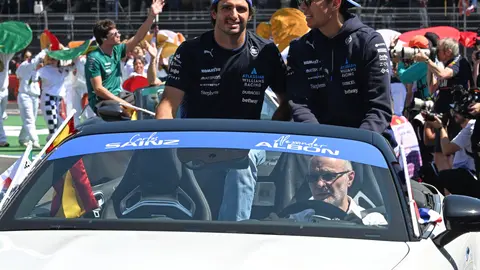 Carlos Sainz a lado de Alex Albon durante el desfile de pilotos en el Autódromo Hermanos Rodríguez en 2025 | MEXSPORT