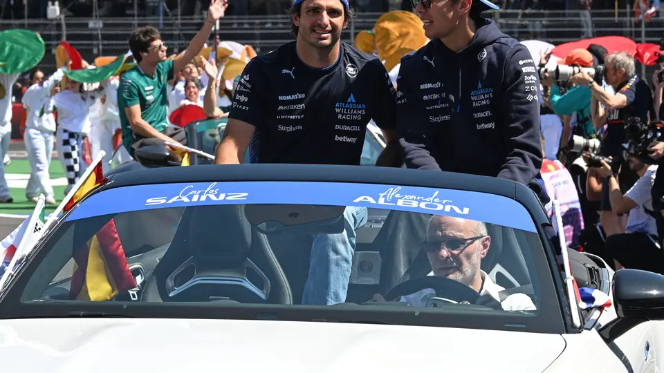 Carlos Sainz a lado de Alex Albon durante el desfile de pilotos en el Autódromo Hermanos Rodríguez en 2025 | MEXSPORT