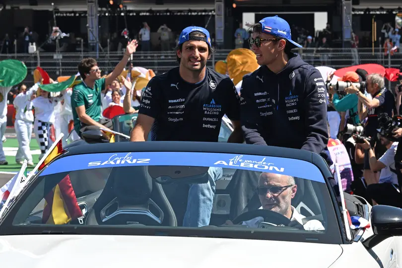 Carlos Sainz a lado de Alex Albon durante el desfile de pilotos en el Autódromo Hermanos Rodríguez en 2025 | MEXSPORT