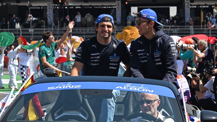 Carlos Sainz a lado de Alex Albon durante el desfile de pilotos en el Autódromo Hermanos Rodríguez en 2025 | MEXSPORT
