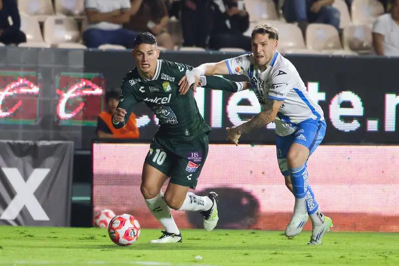 James Rodríguez se enfrenta a Emiliano Gómez en el partido de León vs Puebla en el Apertura 2025 | IMAGO 7