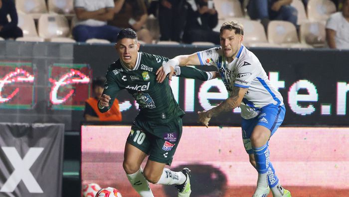 James Rodríguez se enfrenta a Emiliano Gómez en el partido de León vs Puebla en el Apertura 2025 | IMAGO 7