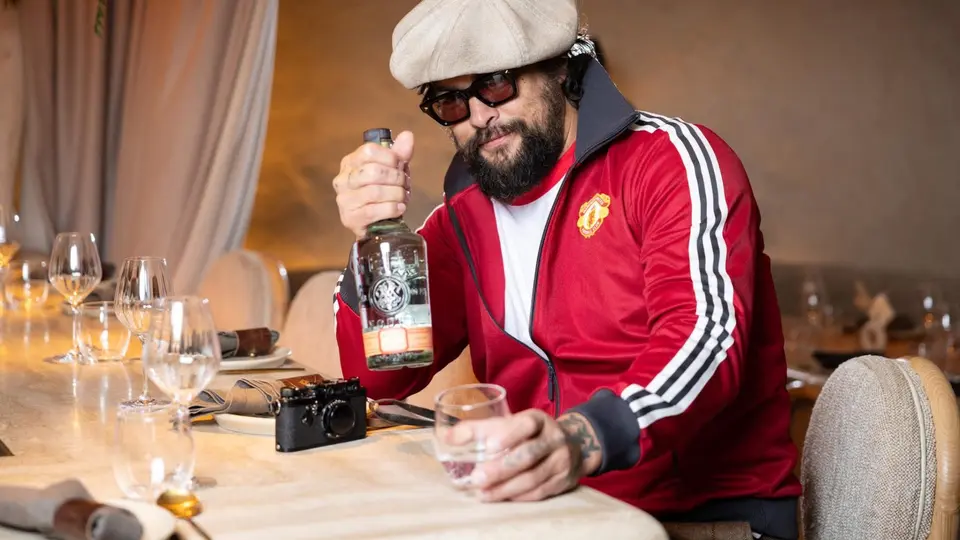Jason Momoa con una sudadera del Manchester United | @Sophie_C90