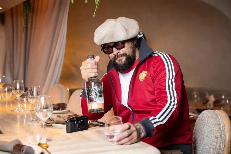 Jason Momoa con una sudadera del Manchester United | @Sophie_C90