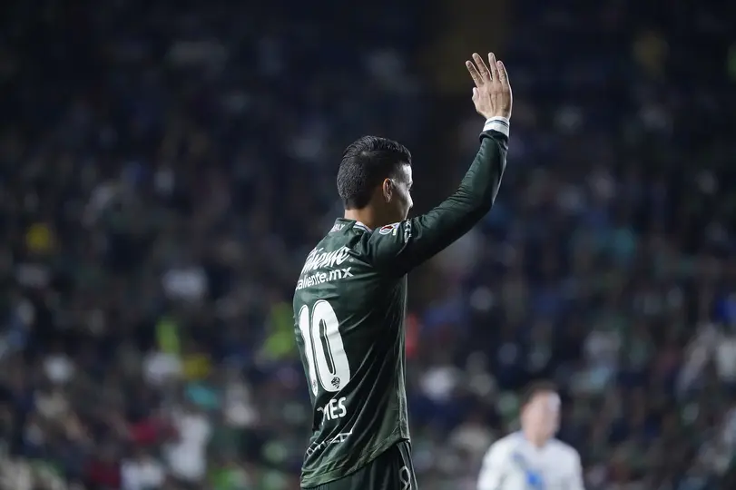 James Rodríguez saluda a la afición en el Estadio Nou Camp en la Jornada 17 del Apertura 2025 | IMAGO 7