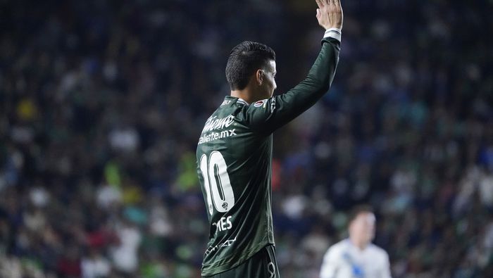 James Rodríguez saluda a la afición en el Estadio Nou Camp en la Jornada 17 del Apertura 2025 | IMAGO 7
