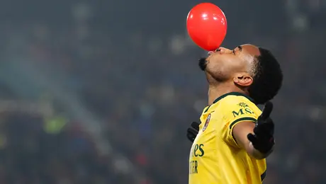 Milan golea al Bolonia y acecha al Inter en el liderato