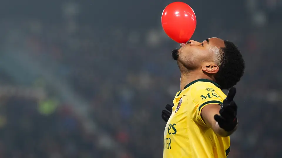 Milan golea al Bolonia y acecha al Inter en el liderato