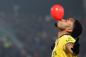 Milan golea al Bolonia y acecha al Inter en el liderato