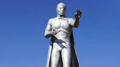Roban placa en estatua de El Santo a días de su aniversario luctuoso