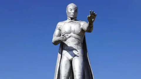 Roban placa en estatua de El Santo a días de su aniversario luctuoso