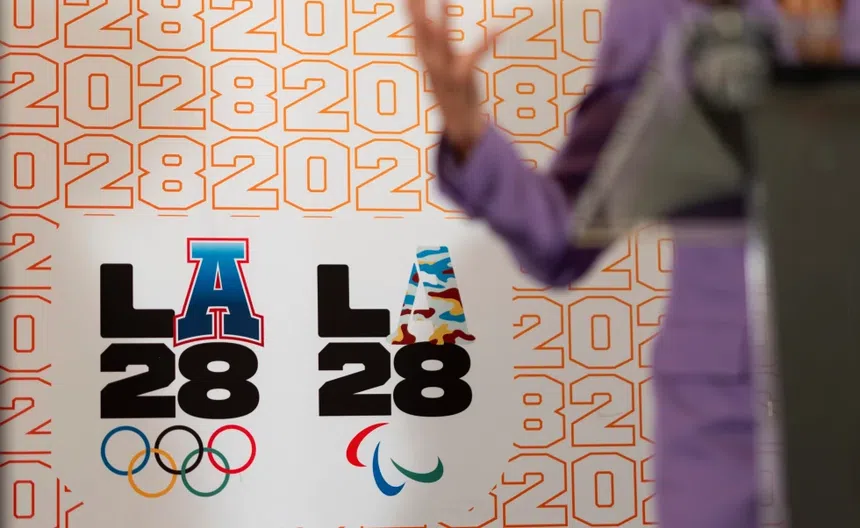 Logo de los Juegos Olímpicos de Los Angeles 2028 durante una conferencia de prensa del comité organizador del evento | AP