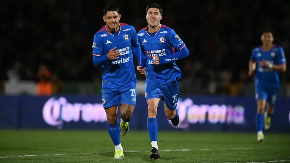 Gabriel 'Toro' Fernández y José Paradela en celebración en el partido de Cruz Azul ante FC Juárez | IMAGO 7