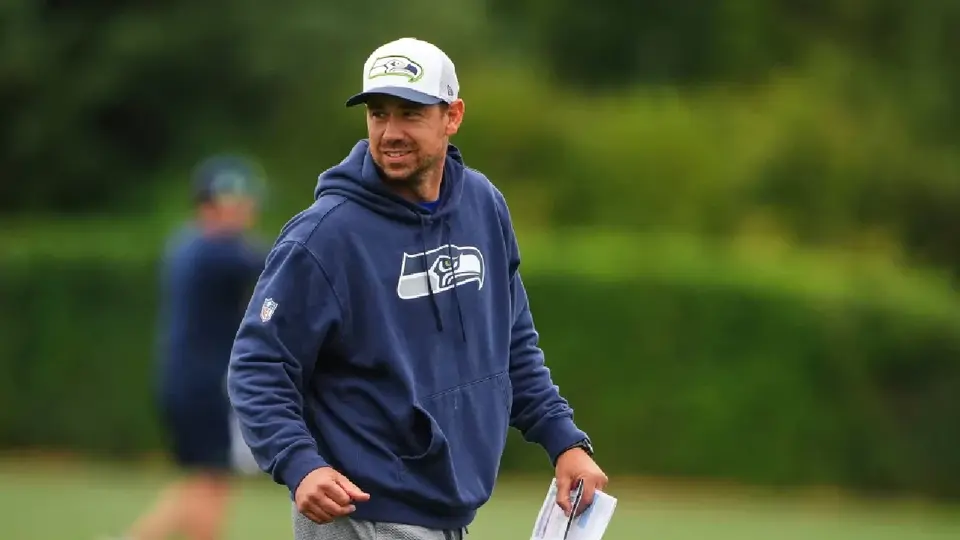 Raiders quieren a Klint Kubiak, coordinador ofensivo de los Seahawks, como su nuevo entrenador en jefe